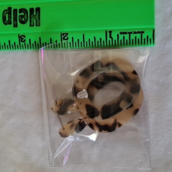 Tortoise shell pierced earrings - Picture 3 of 3